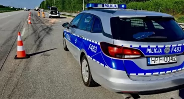 Wypadek na autostradzie A1. Samochód osobowy uderzył w tył ciężarówki. Jeden z uczestników został poszkodowany