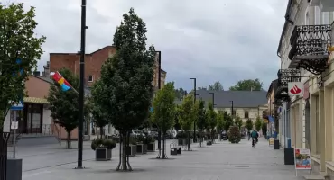 Awantura w centrum miasta. Policjanci sprawdzają dane 44-latki. Okazuje się, że jest poszukiwana