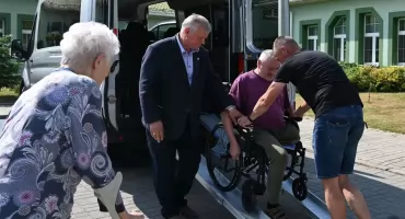 Podopieczni Domu Pomocy Społecznej w Radomsku już korzystają z nowego busa