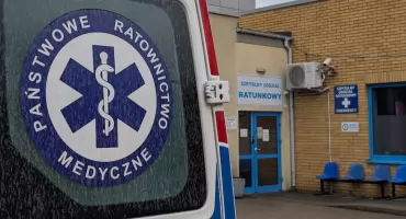 83-letnia kobieta upadła i wzywała pomocy. Usłyszała ją sąsiadka. Strażacy weszli do mieszkania przez balkon