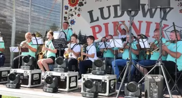 Ludowy Piknik Rodzinny 2026 w Woźnikach w gminie Lgota Wielka. Przyjechał minister Dariusz Klimczak