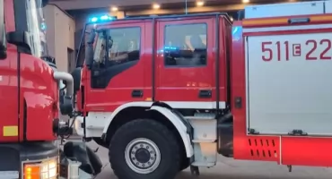 Pożar w Rędzinach. Spłonęły wszystkie budynki, strażacy uratowali dom. Straty to 600 tys. zł. Zaczęło się od wypalania