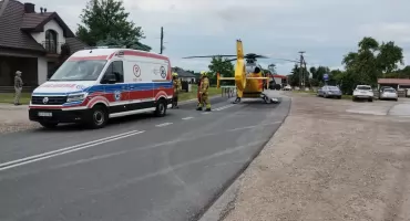Wypadek w Silnicy. Mężczyzna spadł z drzewa. Wezwano śmigłowiec LPR