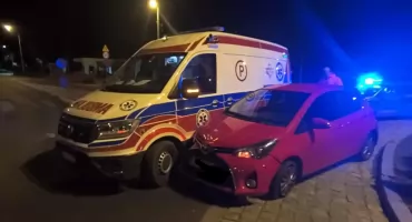 Pijany kierowca Toyoty wjeżdżał na rondo. Nie zauważył szpitalnej karetki. 29-latek stanie przed sądem