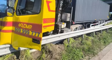 Kolizja na autostradzie A1. W ciężarówce pękła opona. Kierowca stracił panowanie 