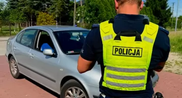 Kompletnie pijany 40-latek za kierownicą Seata. Najpierw omal nie potrącił pieszych, potem wjechał w policyjny radiowóz