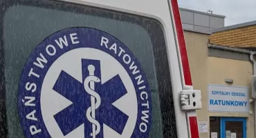 Strażacy i ratownicy wezwani do domu w Gidlach. Pomocy potrzebował 59-letni mężczyzna