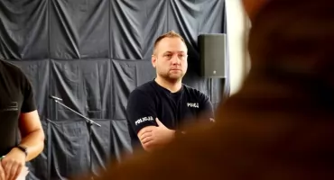 14-latka siedziała na krawędzi dachu. Sierżant Grzegorz Urbański zaczął z nią rozmawiać