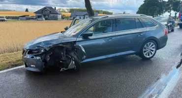 Wypadek w Kodrębie. Zderzyły się dwa samochody osobowe. 73-latka najprawdopodobniej zasnęła za kierownicą