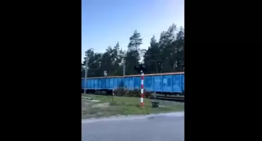 [WIDEO] Otwarty przejazd, rogatki podniesione, czerwonego brak. I pociąg towarowy. Co się stało na przejeździe na Bloku Dobryszyce