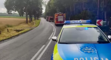 Kierowca wpadł w poślizg i dachował. Wypadek na drodze krajowej nr 42