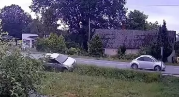 Samochód wylądował w rowie, kierująca trafiła do szpitala. Niebezpieczne wyprzedzanie w gminie Kobiele Wielkie [FILM]