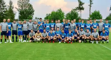 Mecz piłkarski w Kamieńsku. Kawalerowie pokonali Żonatych