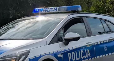 Kolizja na A1. W Audi wystrzeliła opona, samochód uderzył w bariery energochłonne
