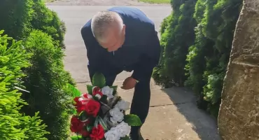 Pamiętają o ofiarach zbrodni w Dmeninie. Radny Arkadiusz Ciach złożył kwiaty
