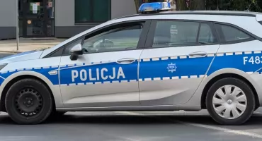 Wypadek w Rzejowicach. Toyota wjechała do rowu. Na miejscu są służby ratunkowe