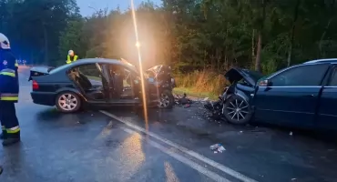Wypadek w Józefowie. BMW czołowo zderzyło się z Audi. Poszkodowanych jest siedem osób. DK 42 jest zablokowana
