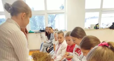 Od ziarna lnu do własnoręcznie utkanej próbki. Dzieci odkrywały tajniki dawnego rzemiosła