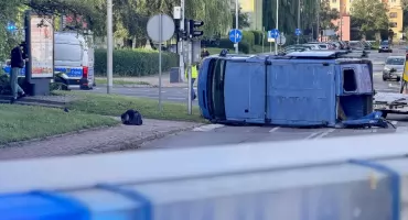 Zderzenie Opla Forda na skrzyżowaniu Tysiąclecia i Piastowskiej. Kierowca Forda uciekł. Policjanci szukają mężczyzny