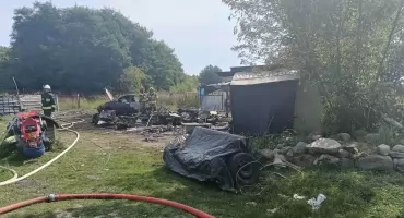 Pożar domu, przyczepy kempingowej i samochodu w miejscowości Huby Wierzbickie. Wysłano sześć zastępów straży
