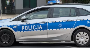Wypadek na Sucharskiego. 50-latka wjechała w ogrodzenie posesji. Kobietę odwieziono do szpitala