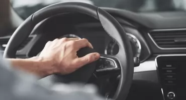 Kolizja na A1. W Oplu zablokowało się koło. 55-latek stracił panowanie, auto uderzyło w bariery