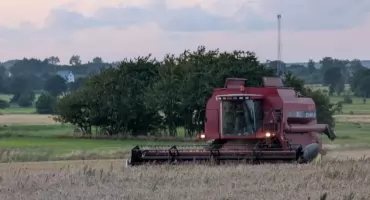 Pożar maszyny rolniczej w Korytnie. Z kombajnu zaczął wydobywać się dym