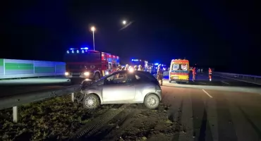 Wypadek na A1. 22-latka kierując Fordem uderzyła w ciężarową Scanię. Ona i jej pasażerka zostały odwiezione do szpitala