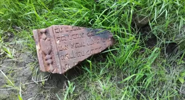 Niecodzienne znalezisko w centrum Przedborza. Paweł Zięba: - Woda opadła i okazało się, że leżą tam fragmenty macew. Absolutnie nie powinny tu trafić