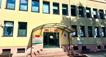 Główne drzwi urzędu w Kobielach Wielkich znów otwarte dla mieszkańców