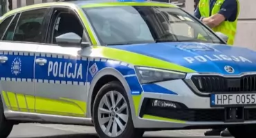 Kolizja na autostradzie A1. 20-letni kierowca BMW wjechał w bariery energochłonne