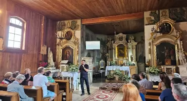 Tomasz Nowak o kościółku Marii Magdaleny. - Badania odkryły kilkanaście pochówków pod posadzką
