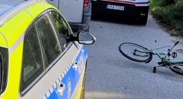 Wypadek w miejscowości Korytno. Rowerzystka zderzyła się z samochodem osobowym. Kobieta została odwieziona do szpitala