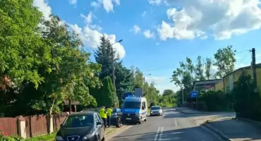Wyprzedzanie, manewr skrętu i zderzenie gotowe. Wypadek z udziałem motorowerzysty 