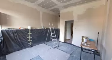 Wakacyjne zmiany w szkole w Płoszowie. Szykują na wrzesień korytarze i sale