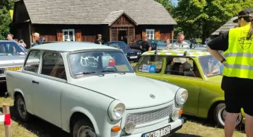 Era Klasyki Radomsko w Tokarni: drewniane chałupy i motoryzacyjne eksponaty