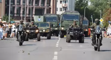 Żołnierze, grupy rekonstrukcyjne, sprzęt wojskowy. Radomszczanie obejrzeli defiladę [FILM: ZOBACZ CAŁĄ DEFILADĘ]