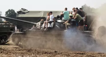 „Spotkanie z mundurem i historią”. Festyn w Strzałkowie z okazji święta Wojska Polskiego