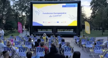 Wakacje w Łódzkiem pod gołym niebem. Radomsko szykuje filmowy wieczór w parku Świętojańskim