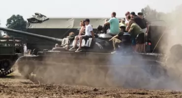 Święto wojska: Doceniam rekonstruktorów, bo są zakochani w historii [Nowak komentuje]