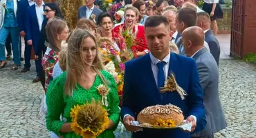 Dożynki w Kobielach Wielkich. Uroczysta msza, dożynkowy korowód i koncert Skolima