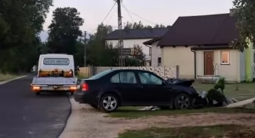 Wypadek w miejscowości Borowa. 33-letni kierowca VW wjechał w betonowe ogrodzenie. Mężczyznę odwieziono do szpitala