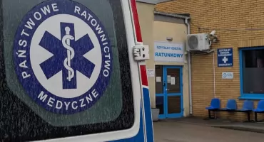 Kobieta zasłabła podczas zakupów na Targowicy. Akurat nie było wolnej karetki, pojechali strażacy