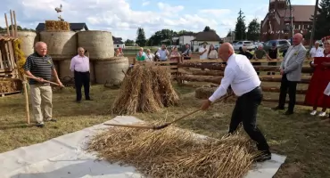 [ZDJĘCIA] Dożynki w Dziepółci. Wójt pokazał jak się młóci zboże