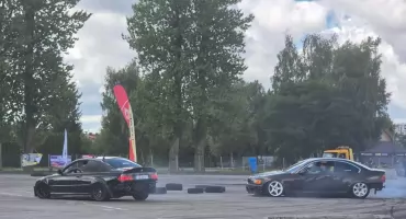 [ZDJĘCIA] Trzecia edycja STANCED na miejskiej Targowicy. Gratka dla miłośników motoryzacji
