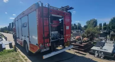 Pożar na cmentarzu. Strażacy gasili wieńce na jednym z grobów
