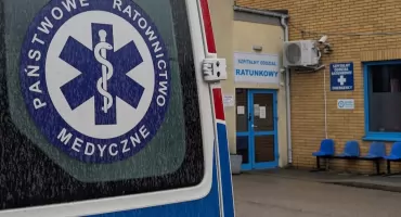 Córka martwiła się o 81-letnią matkę. Zadzwoniła po pomoc. Pojechało pogotowie i strażacy
