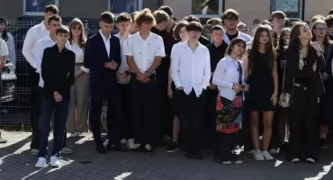 [ZDJĘCIA] Uczniowie wrócili do szkół. Nowy rok szkolny i nowa dyrektor SOSW