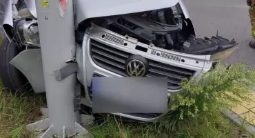 Wypadek w Gomunicach. 44-latka kierująca Polo wymusiła pierwszeństwo przejazdu na kierowcy ciężarówki