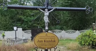 Odnowiono krzyż na grobie słynnego znachora spod Gór Mokrych